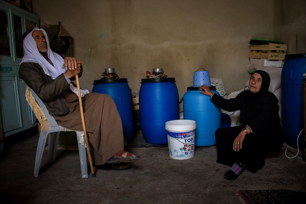 إبراهيم القضاة وزوجته نعمة في مخزن العائلة