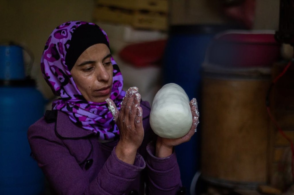 «ابن أختي بفكرني بطبّل، بقوم يرقص كل ما بَزعمِط»