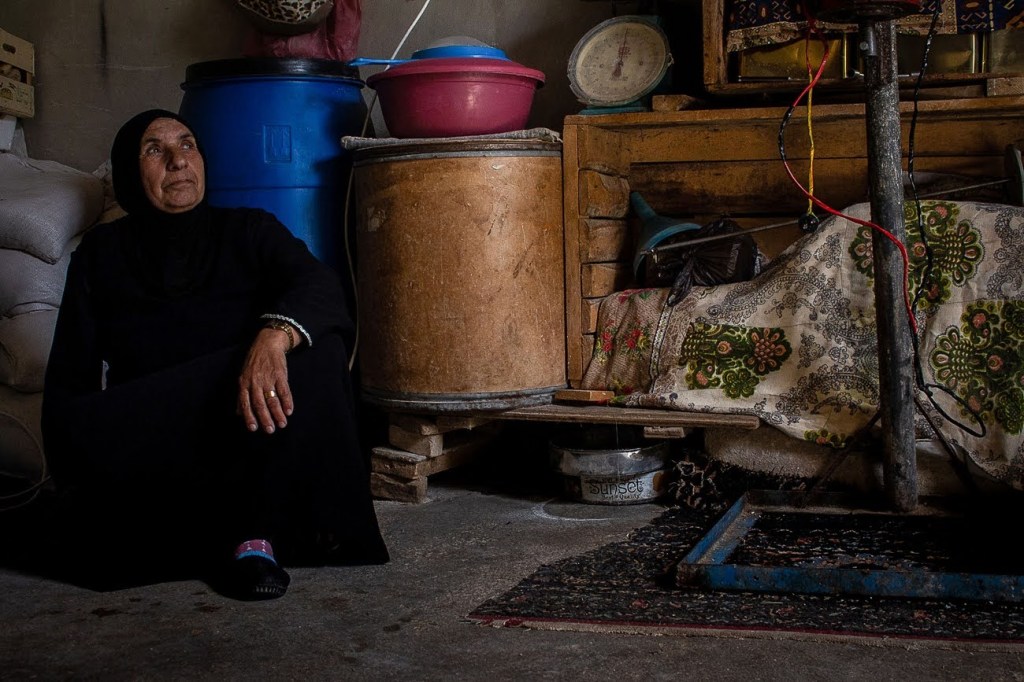 تستيقظ نعمة فجرًا لتبدأ بتحضير الحليب