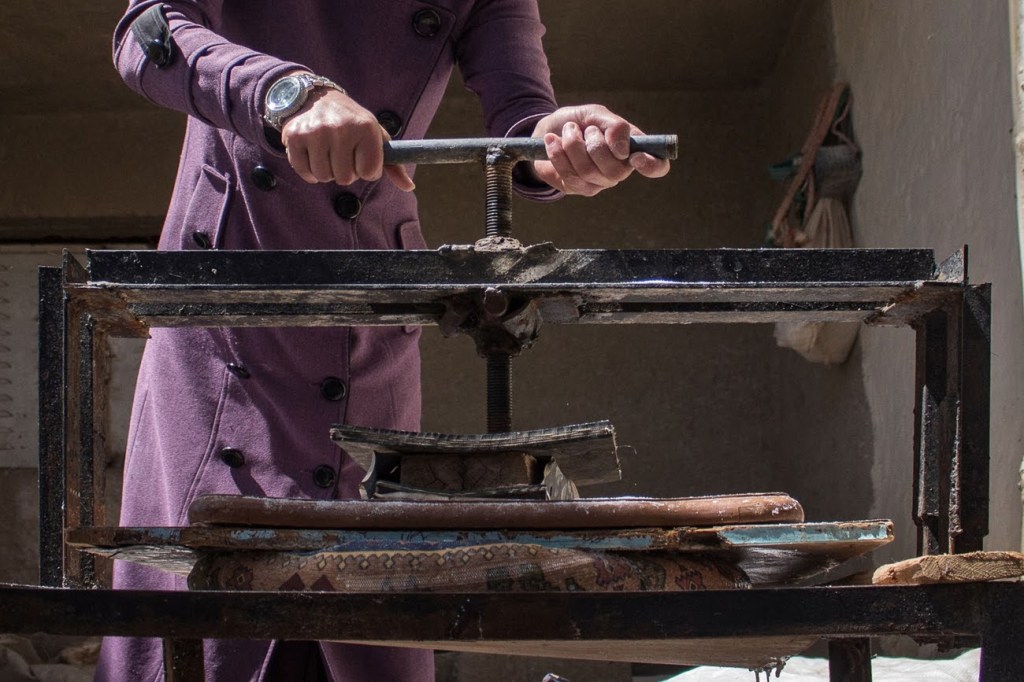 يحتاج «الجبجب» لنحو يوم كامل، على الأقل، تحت المكبس كي يصبح جاهزًا