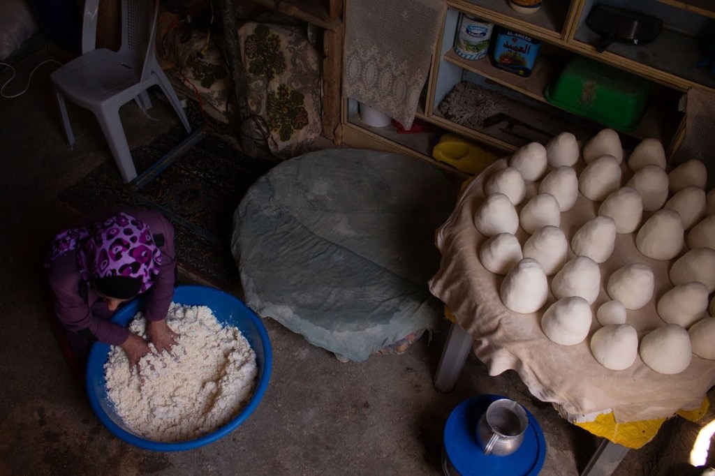 تعجن سهى اللبن المصفّى